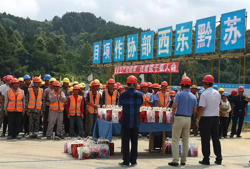 盛夏酷暑送清涼 高溫慰問暖人心 盛夏酷暑送清涼 高溫慰問暖人心