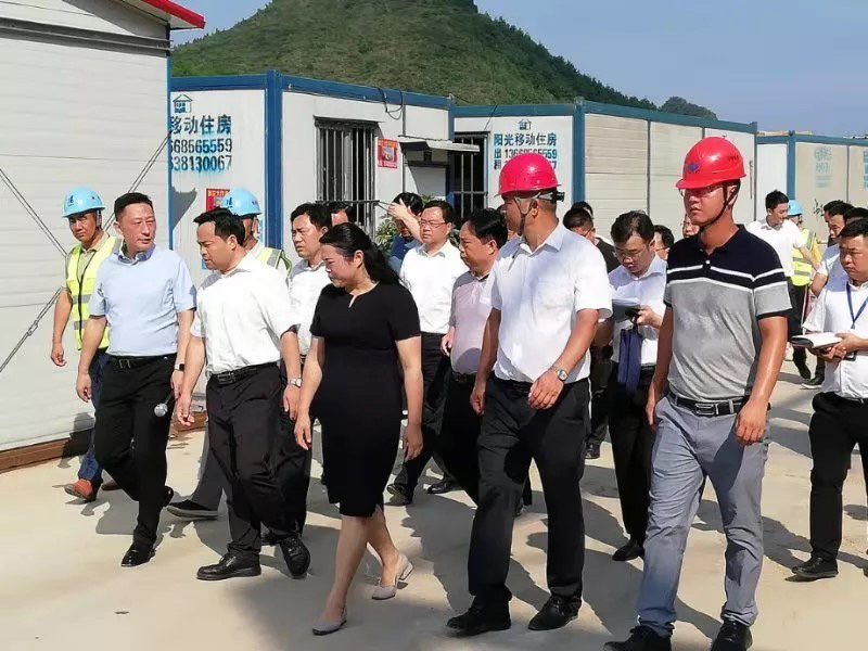 銅仁市市委書記及四套班子領(lǐng)導到銅仁(萬山)物流園項目視察 銅仁市市委書記及四套班子領(lǐng)導到銅仁(萬山)物流園項目視察