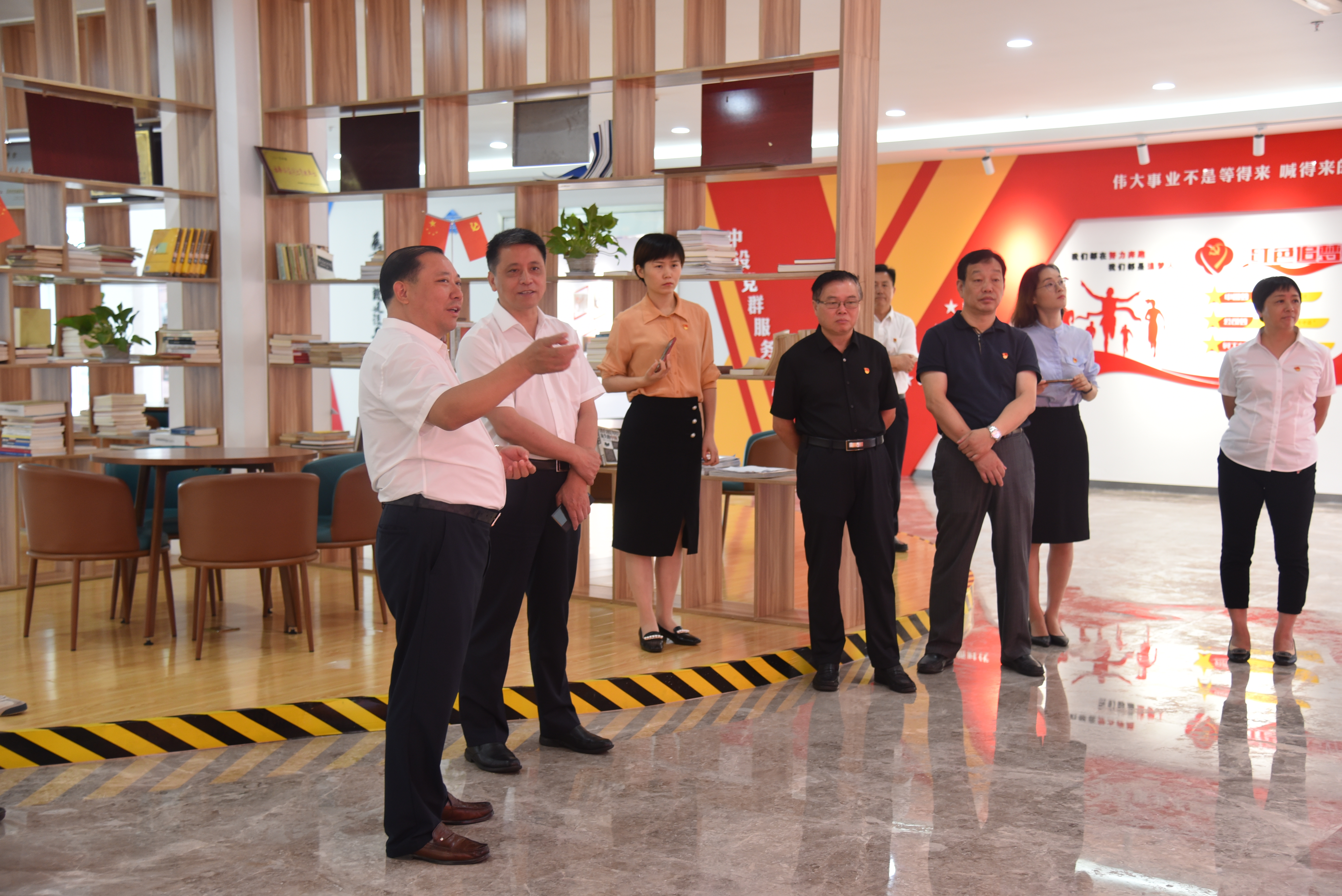 蘇汽集團(tuán)黨委書記、董事長(zhǎng)單建華一行蒞臨我司參觀交流